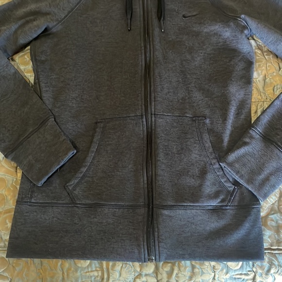 Nike, therma-fit sweatshirt in gray. - Picture 3 of 9